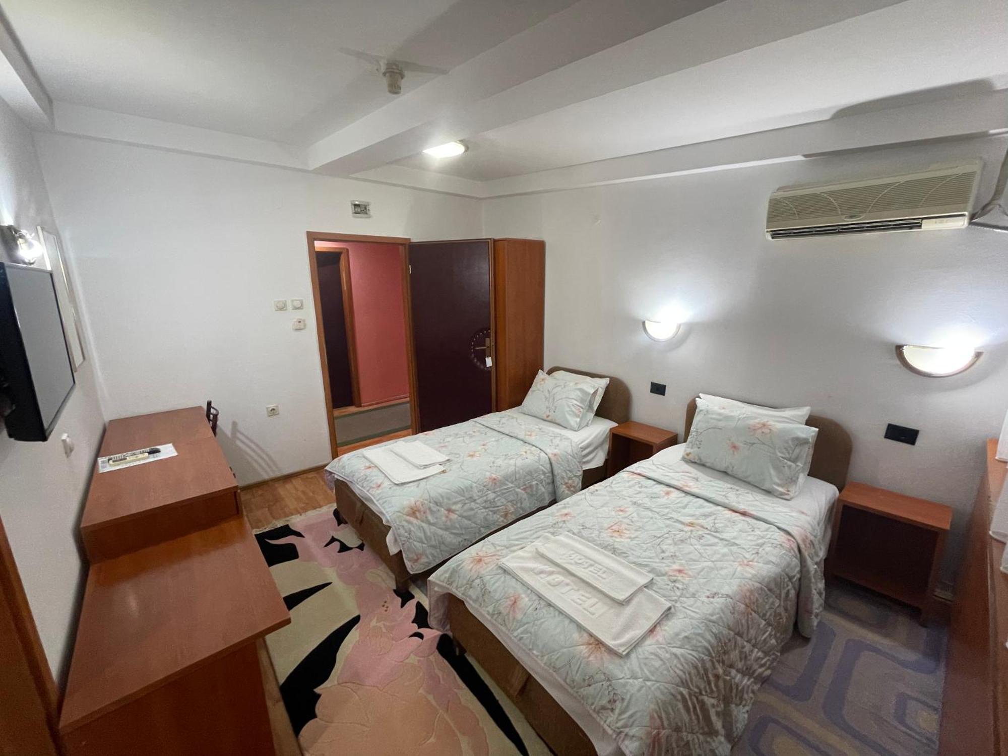 Hotel Square Skopje Bagian luar foto