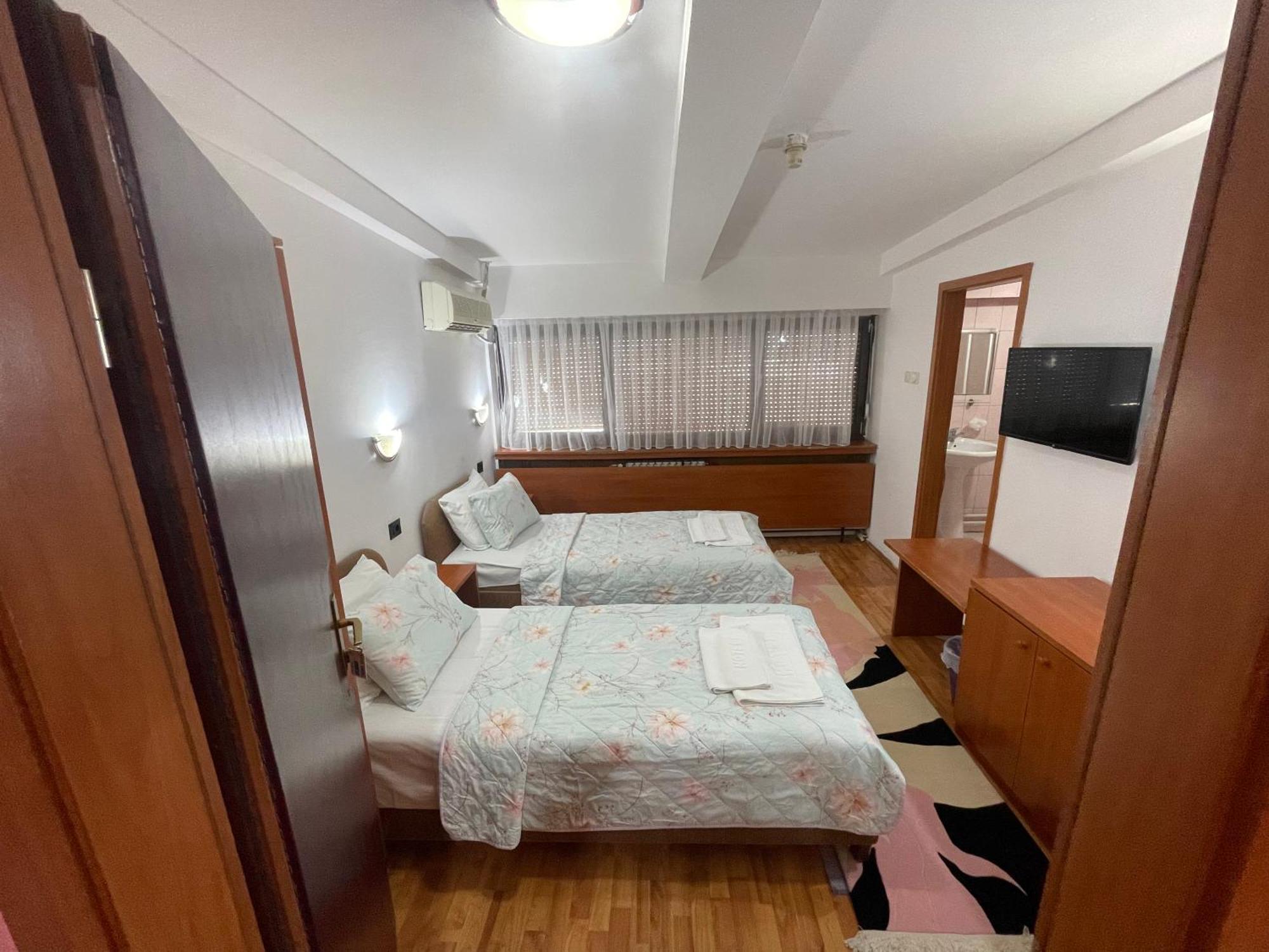 Hotel Square Skopje Bagian luar foto