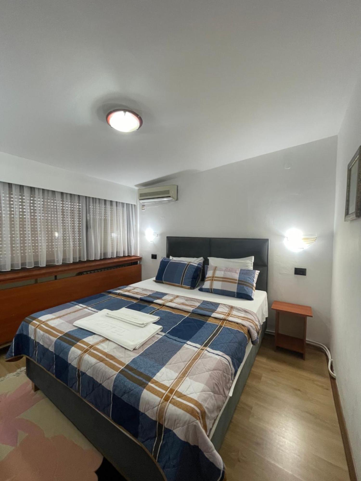 Hotel Square Skopje Bagian luar foto