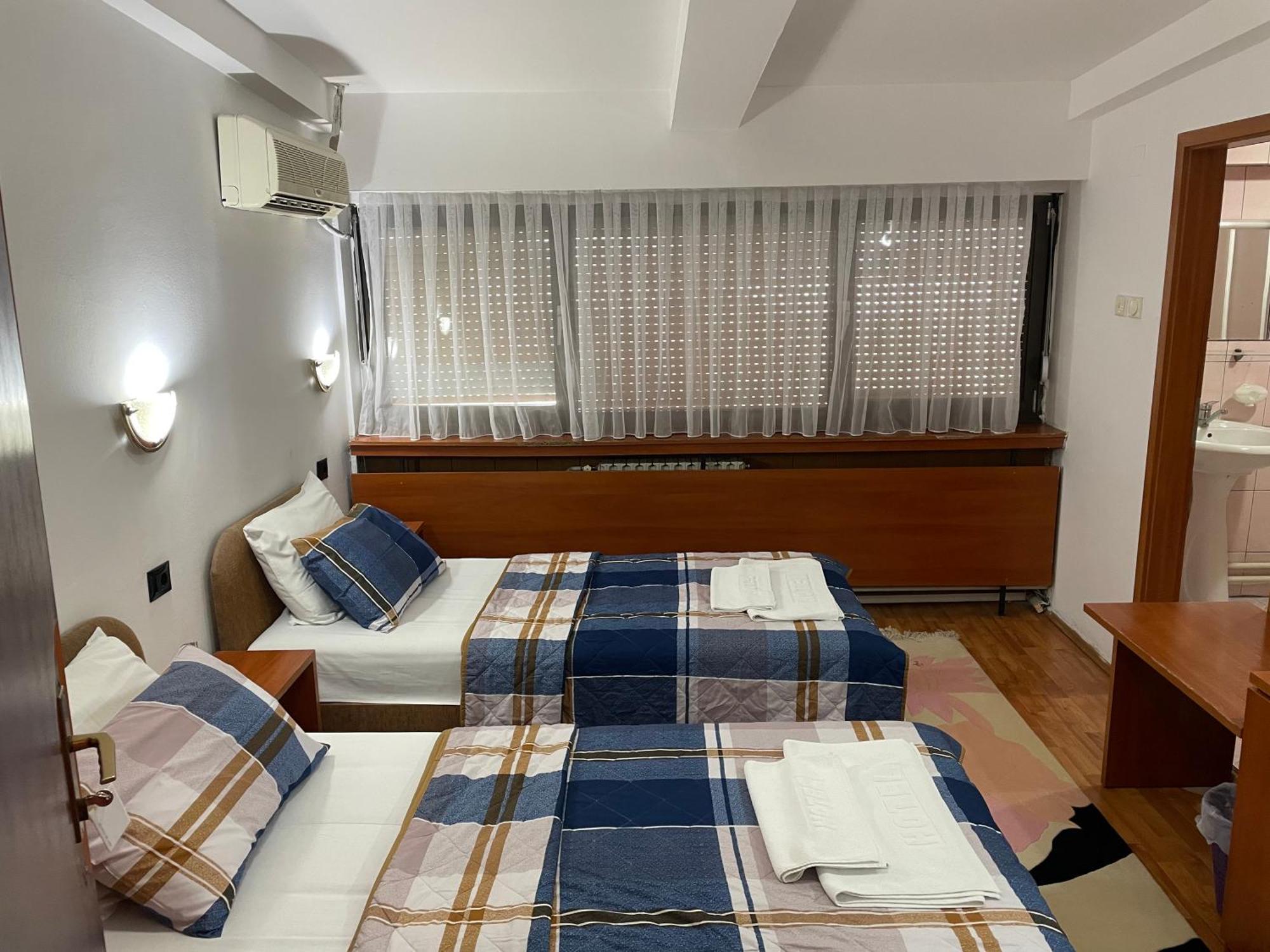 Hotel Square Skopje Bagian luar foto