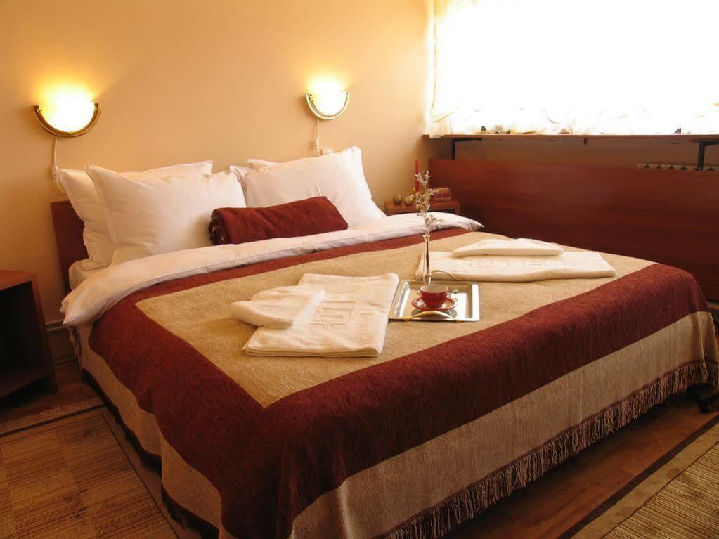 Hotel Square Skopje Bagian luar foto