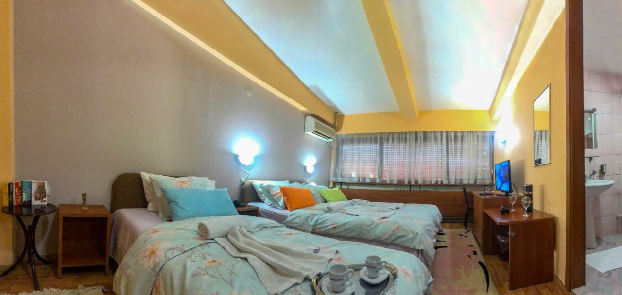 Hotel Square Skopje Bagian luar foto