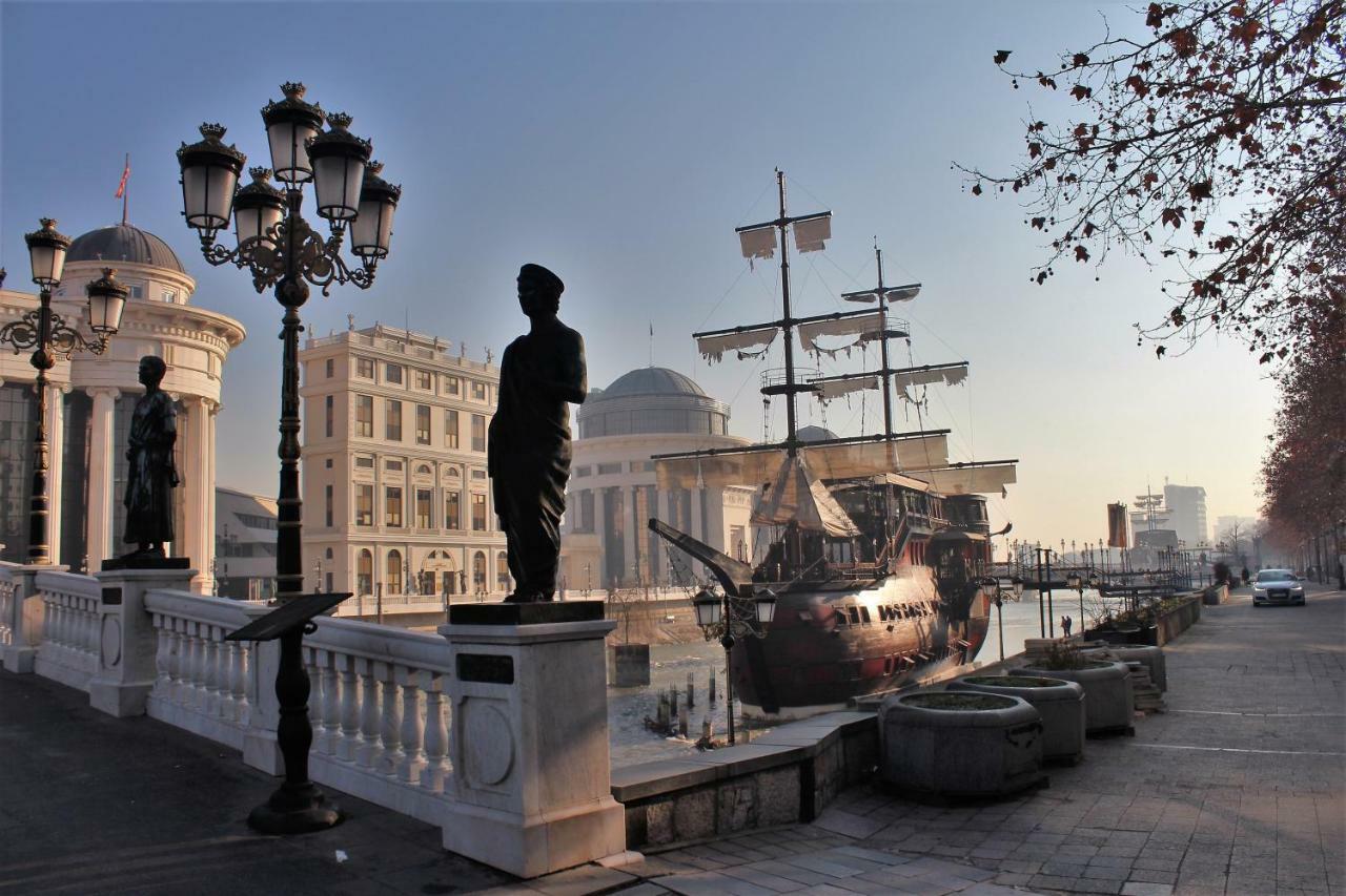 Hotel Square Skopje Bagian luar foto