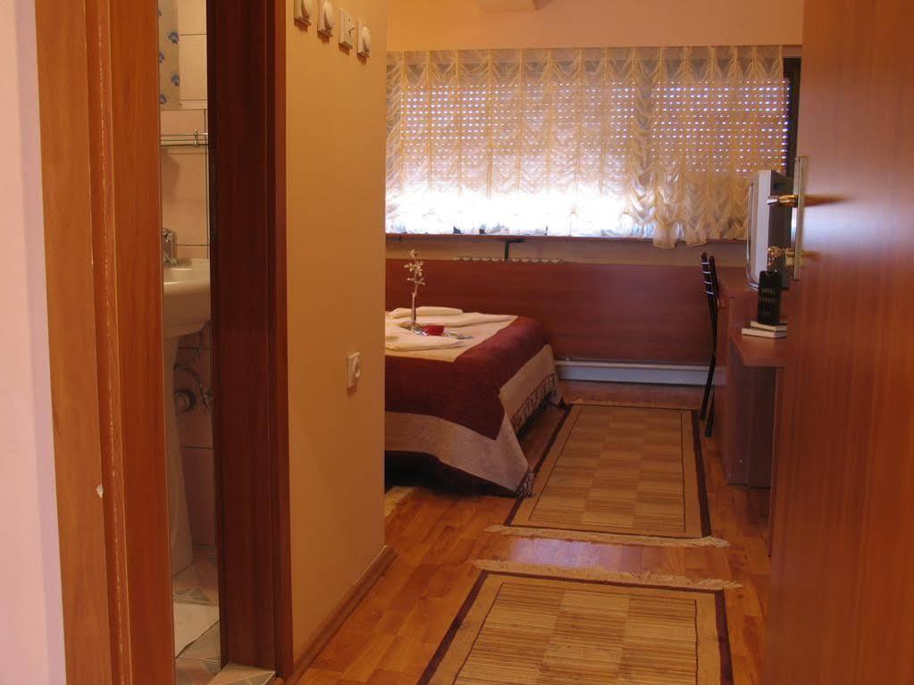 Hotel Square Skopje Bagian luar foto
