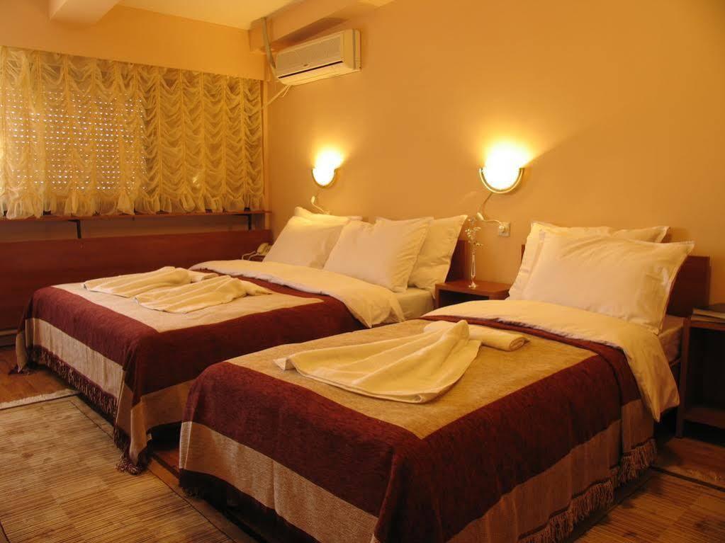 Hotel Square Skopje Bagian luar foto